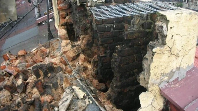 Piotrków: Z kamienicy spadły kawałki komina