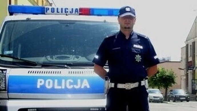 Policjanci ubrani na granatowo