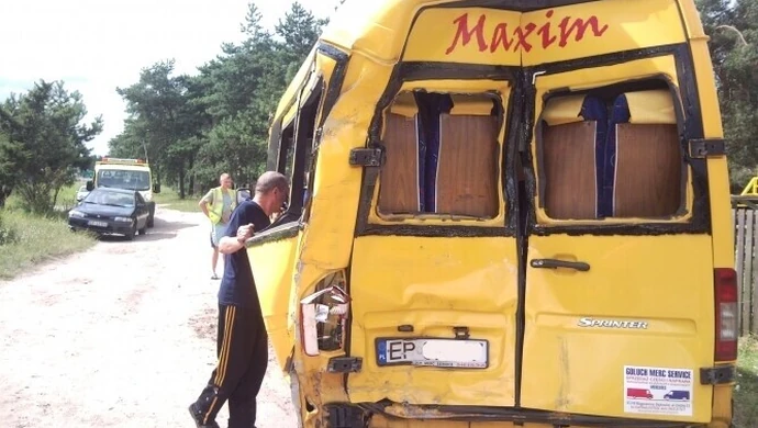 TIR uderzył w minibus. 13 osób poszkodowanych