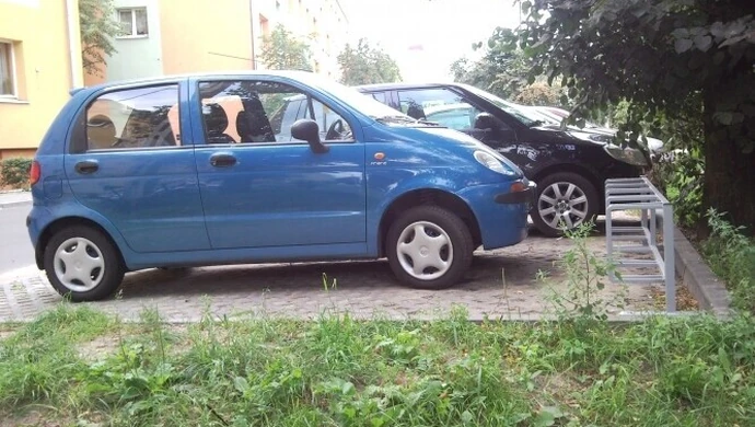 Piotrków: Samochody blokują dostęp do stojaków