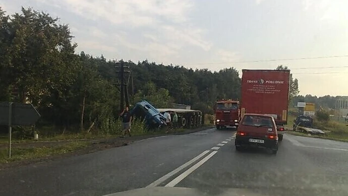 Piotrków: Tir znowu w rowie