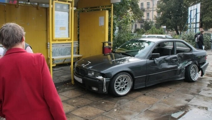 Rozpędzone BMW wjechało w przystanek 