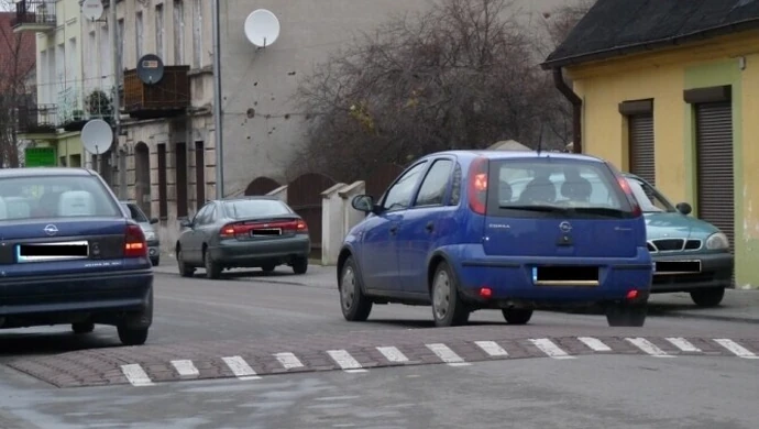 Piotrków: Namalowali pasy ostrzegawcze