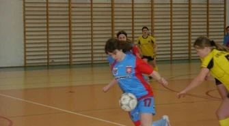 Piłka nożna kobiet: Ostrowia z "Warkoczem Piłkarki" 