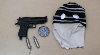 Tomaszów:  Bronią sterroryzowali ekspedientkę