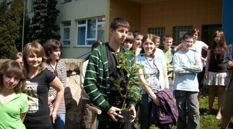 Piotrków: Zasadzili symboliczne drzewo