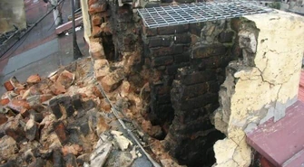 Piotrków: Z kamienicy spadły kawałki komina