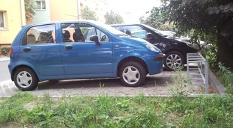 Piotrków: Samochody blokują dostęp do stojaków