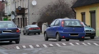 Piotrków: Namalowali pasy ostrzegawcze