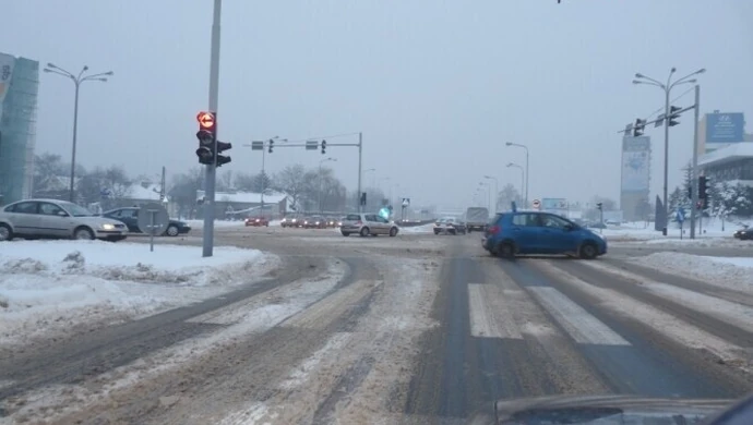 Piotrków: Na drogach wciąż zalega śnieg
