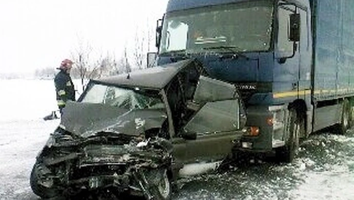 Groźny wypadek w Mzurkach - na drogach ślisko