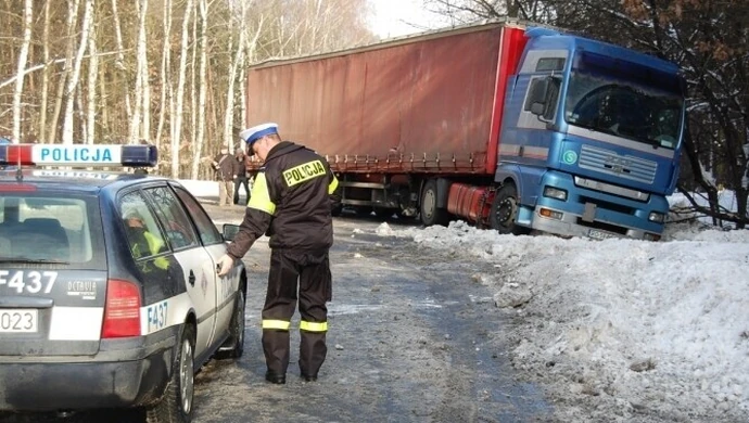 Piotrków: TIR wylądował w rowie na Rakowskiej