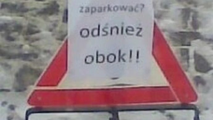 Piotrków: &#8222;Chcesz zaparkować &#8211; odśnież obok!!!&#8221