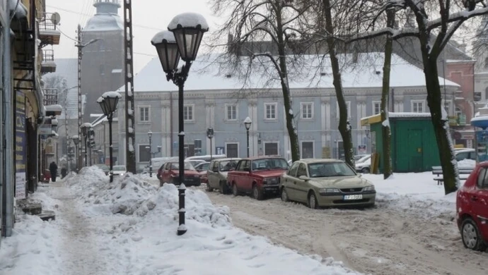 Hałdy śniegu zalegają na Placu Czarnieckiego