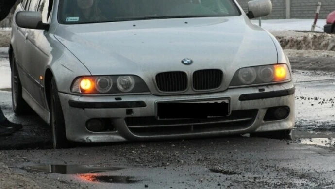 Wjechał w dziurę, rozbił samochód