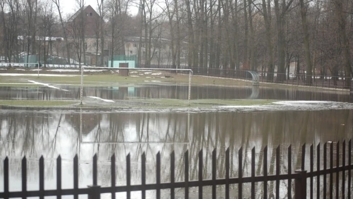 Tomaszów: Woda wdarła się na stadion Lechii