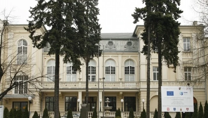 Piotrków: Słupy nadal w służbie MOK-u