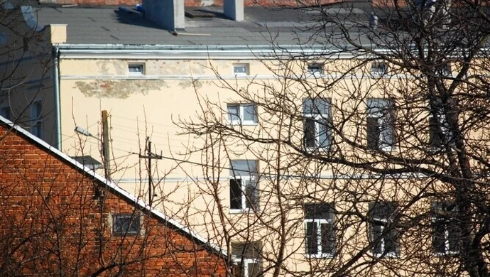 Lokatorów jeszcze nie ma, a tynk już odpada