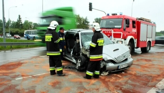 Uderzył w sygnalizator – trzy osoby w szpitalu