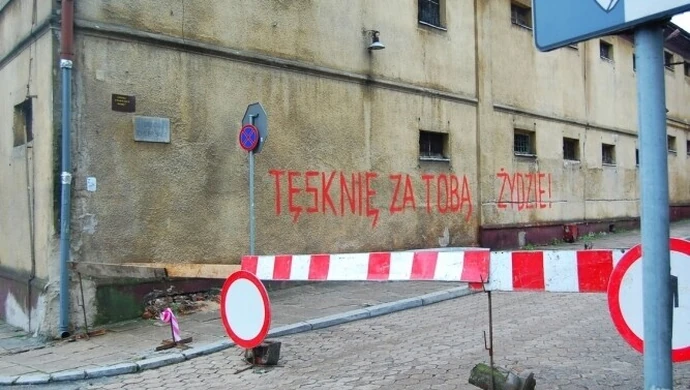"Tęsknię za Tobą Żydzie&#8221; na murze więzienia