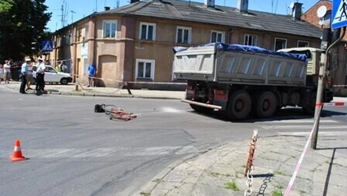 Tomaszów: Potrącony rowerzysta zginął na miejscu