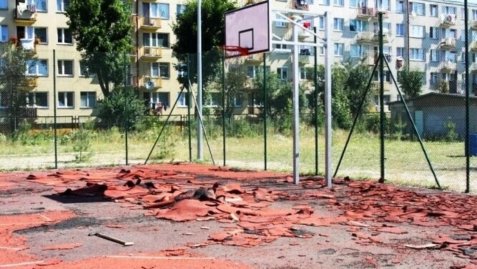 Piotrków: Nawierzchnia na Orliku do wymiany