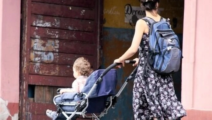 Z dzieckiem na ręku przez miasto