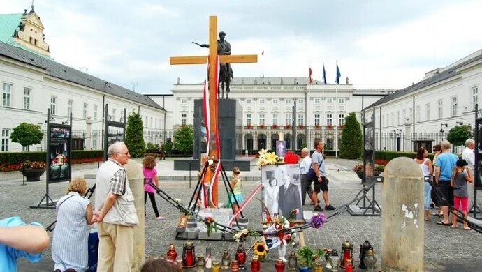 Czy krzyż przed pałacem powinien pozostać?