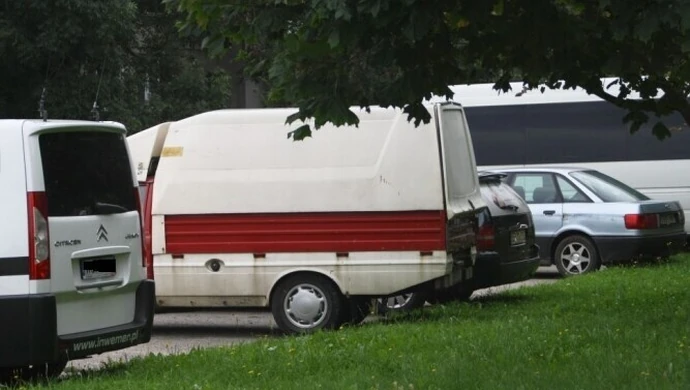 Piotrków: Bawią się i nocują w polonezie