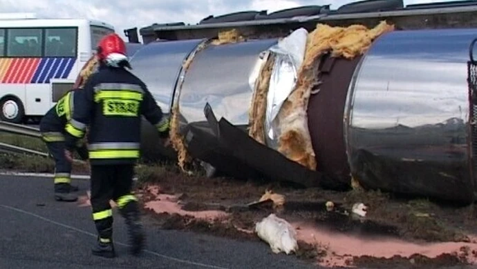 Wywrócona cysterna - utrudnienia w ruchu