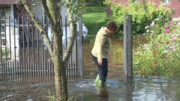 Sulejów: Wał przerwany, alarm ogłoszony 