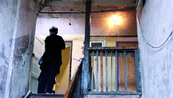 Wilgoć, smród i larwy pod żyrandolem