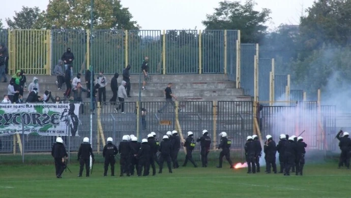 Pseudokibice przerwali mecz w Radomsku