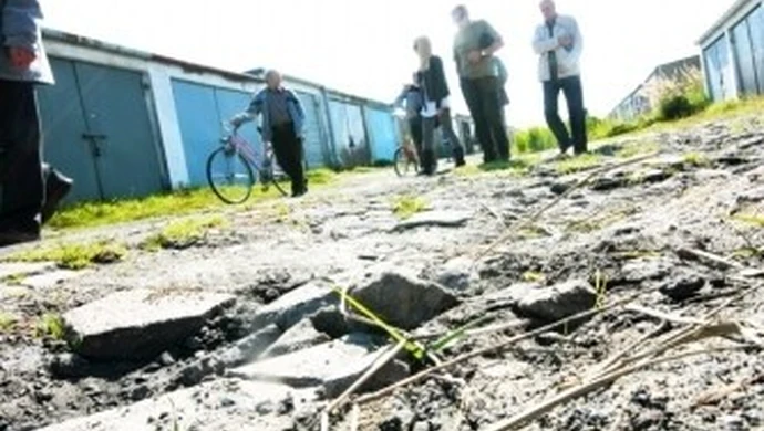 Dziury i rwący potok w zagłębiu garażowym