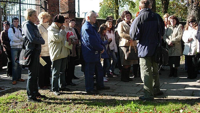 Biblioteka spacerowała po piotrkowskich nekropoliach