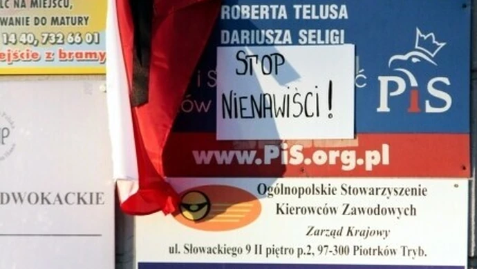 Piotrków: Stop nienawiści! na tablicy PiS-u