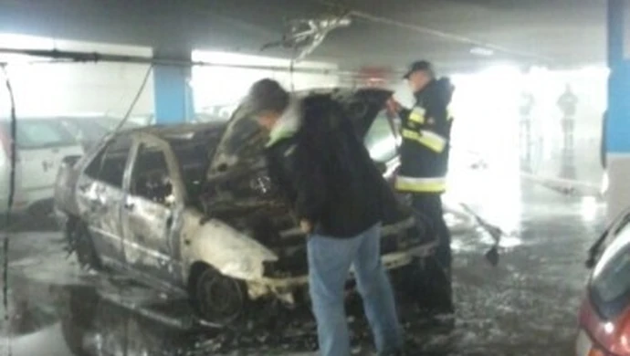 Spłonął samochód na parkingu w Focus Mall