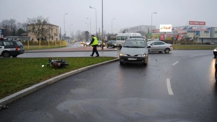 Bełchatów: Motorowerzysta potrącony na rondzie