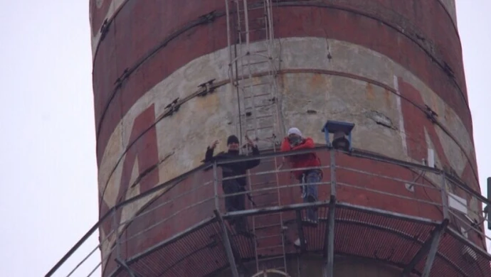 Tomaszów: Weszli na komin i obrażali przechodniów