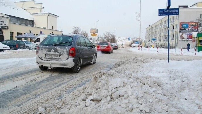 Warunki na drogach: Nadal jest niebezpiecznie