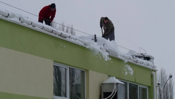 Uwaga na sople zwisające z dachu