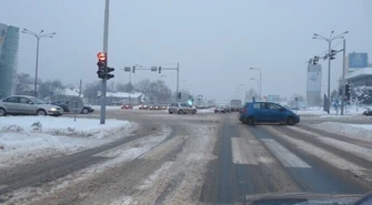 Piotrków: Na drogach wciąż zalega śnieg