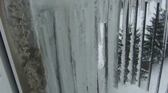 Piotrków: Setki kilogramów lodu na balkonach