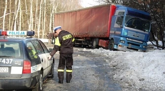 Piotrków: TIR wylądował w rowie na Rakowskiej