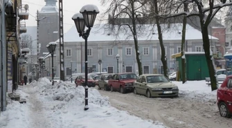 Hałdy śniegu zalegają na Placu Czarnieckiego