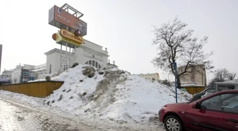 Góry śniegu czekają na roztopy