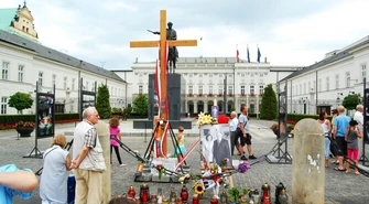 Czy krzyż przed pałacem powinien pozostać?