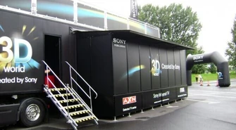 Miasteczko Sony przed centrum handlowym