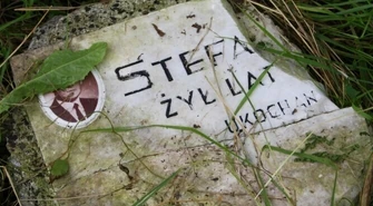 Krzyż i nagrobek w porzucone w centrum miasta