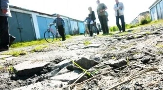 Dziury i rwący potok w zagłębiu garażowym